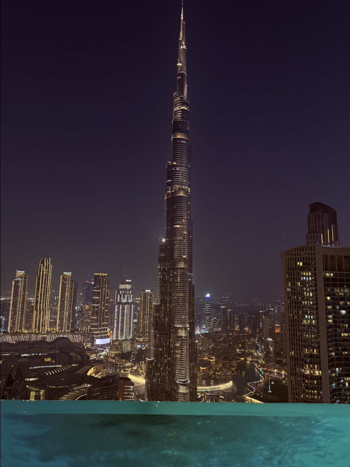 Nightswim at this 300m height inifity pool😮‍💨 #dubai #dubaibynight #burjkhalifa #pooldubai #hoteldubai 