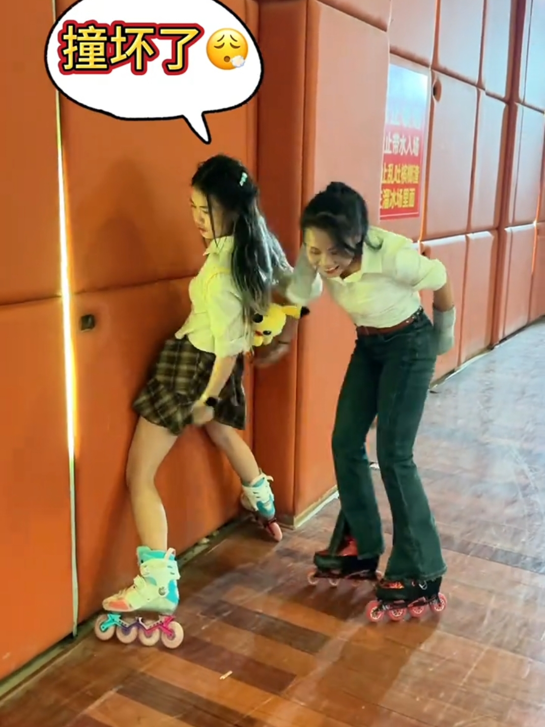 Funny🤭🤣Roller Skating Girls  #skating #rollerskategirl #beautifulgirls #rollerskating #skatinggirls #fypage #trending #fyp #viralvideo #viral #fypシ゚viral #tranding 