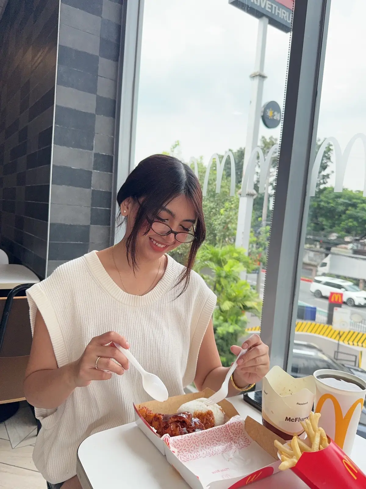 McDonald’s has new holiday treats! kaya go to McDo and try their new Sweet Barbeque Glazed Chicken McDo!  Naglevel up na ang Chicken McDo for me kasi may holiday glaze na siya kaya na feel kong deserve ko talaga ‘to at deserve mo rin ‘to! also try the new Mcflurry TIRAMISU & HAZELNUT. This is limited time only so what are you waiting for? Visit McDo and treat yourself dahil deserve mo ‘to. @McDonald’s 