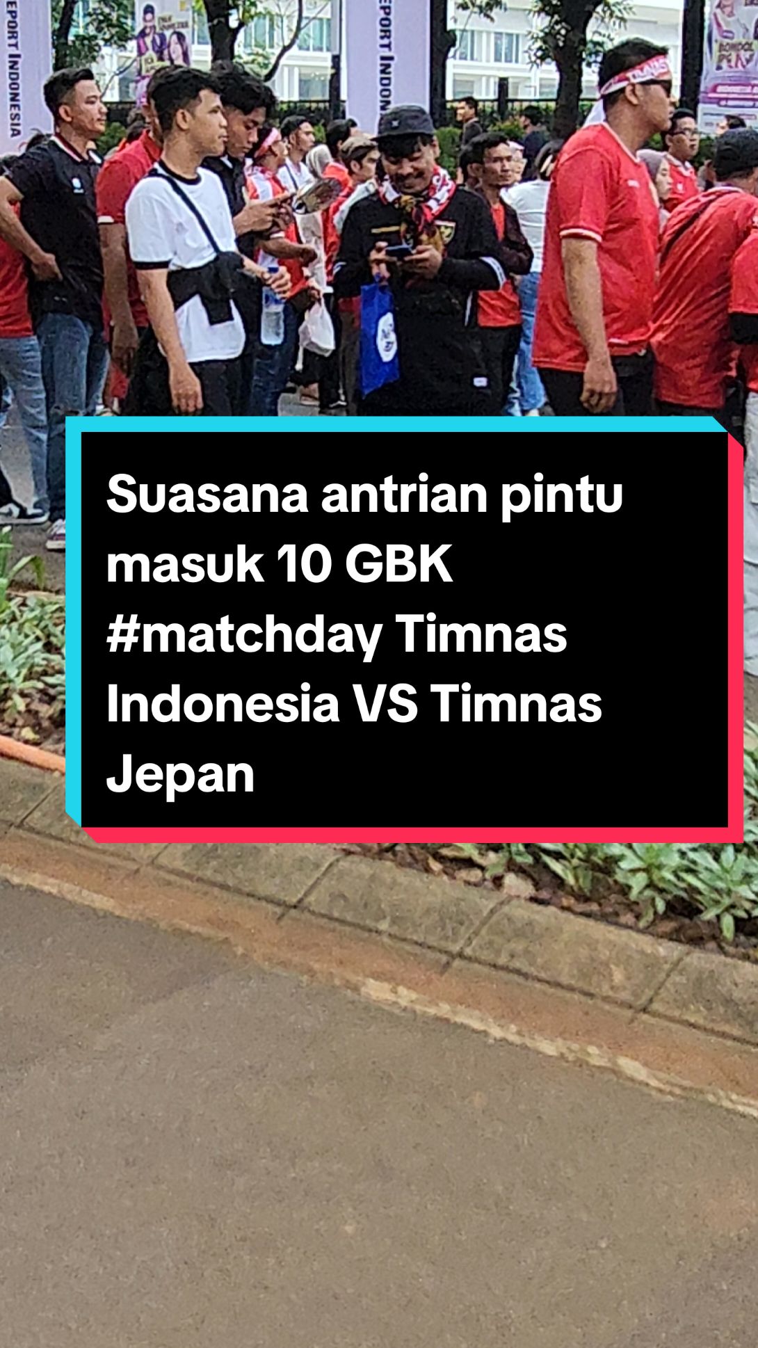 Suasana antrian pintu masuk 10 GBK #matchday Timnas Indonesia VS Timnas Jepang #matchday #timnasday #fypシ #indonesia #fypage #pssi #timnasjepang #stadiongbk #indonesiajepang🇲🇨🇯🇵 #timnasindonesia #gbksenayanjakarta #timnasindonesia🇮🇩 #timnas 