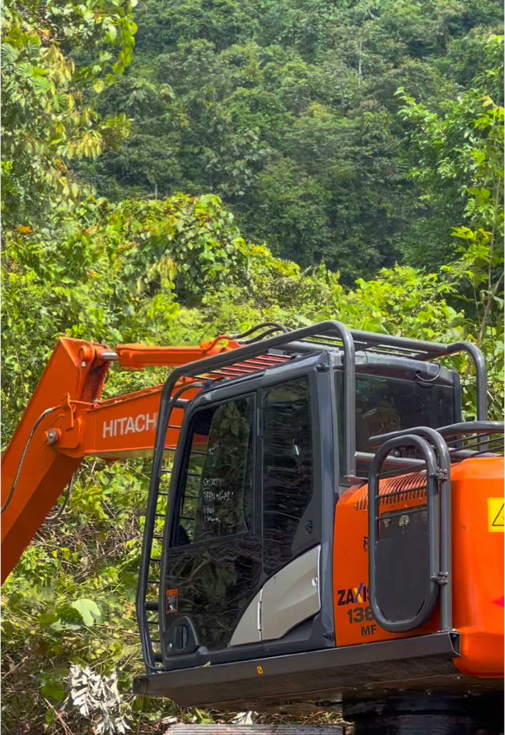 Pesona kepiting rebus😎  #kuliproyek #bosmuda #operatormuda #operator #operator_excavator #fyp #hitachi #hitachi138mf 