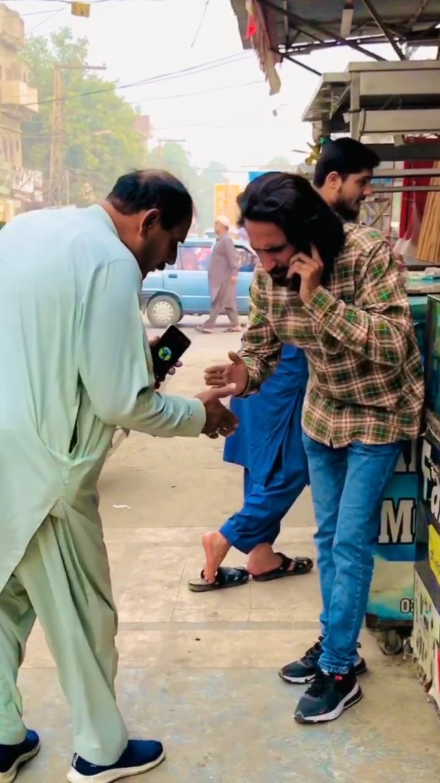 uncleji ny zabardasti ka salam ly liya #foryoupage #foryou #prank #comedy #viral @Riz.Ali 