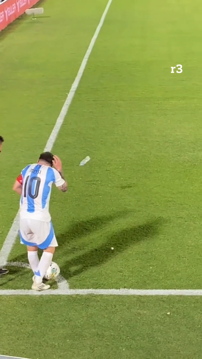 DE NO CREER: UN GRUPO DE HINCHAS PARAGUAYOS LE TIRARON UN BOTELLAZO A MESSI ⚽️ La escena se dio en el segundo tiempo del partido en el que Argentina cayó 2 a 1 en Asunción por Eliminatorias. 🇦🇷 El 10 tuvo que demorar unos segundos el lanzamiento de un corner tras la caída de una botella cerca suyo. 😶 Desde la tribuna, otras personas le mostraban la camiseta de Cristiano Ronaldo. #Messi 