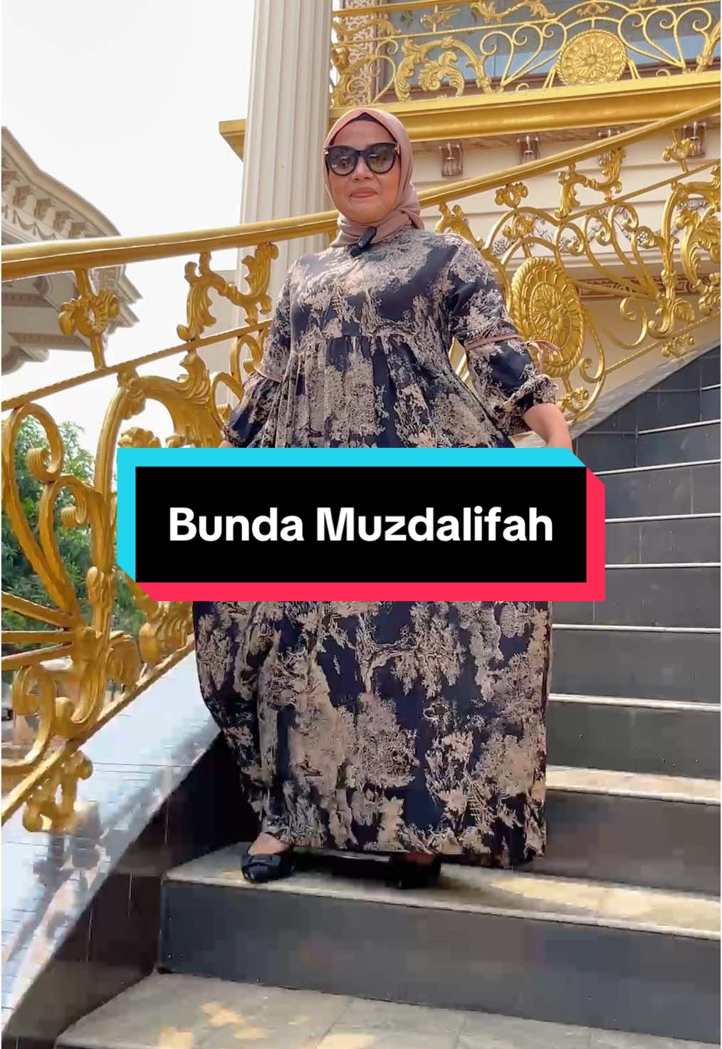 Bunda Muzdalifah tampil anggun dengan gamis Anjani yang cantik banget nih guys! 😍 Bahannya super adem, nyaman dipakai seharian, dan harganya ramah di kantong 🥰 Yang mau samaan sama Bunda jangan lupa di borong yaa banyak motif yang menarik dan lucu lucu banget #PromoPaydaySale #BigSale #DiskonBesar #FashionSale #fashionlokal #brandlokal #warnawarnibrand #gamis #fashion #new #newproduct #dress #anjani #wibgajian #belilokal #diskon #selasabergaya #1111 