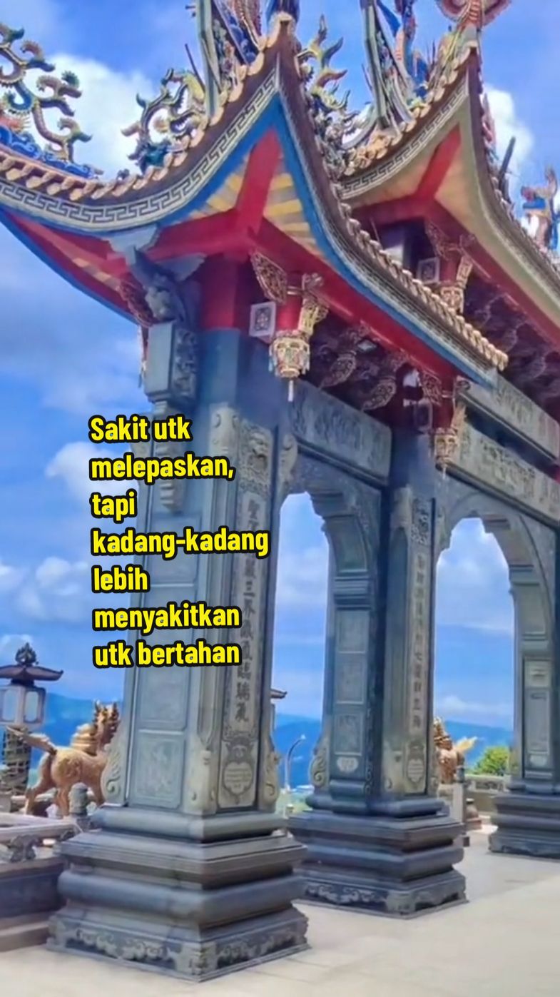 Kau mampu berlari dengan menebar senyum, sedangkan aku terpaku tak sanggup memelukmu, karena bagimu keadaanku ini adalah ketiadaan yang tak pernah ada.