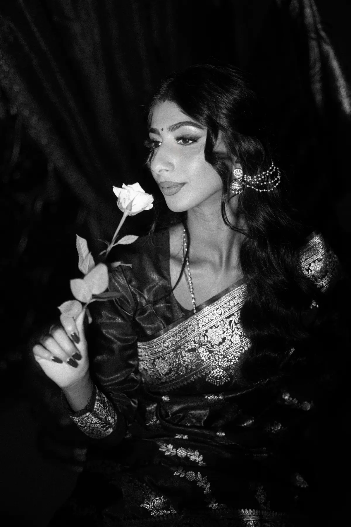 Her aura is made of poetry and roses. 📸: @sjvision on IG  #fyp#foryou#tamil#indiangirl#saree#vintagelook#aura#era#bluesaree#photoshootideas#shoot#desitok#browntiktok 