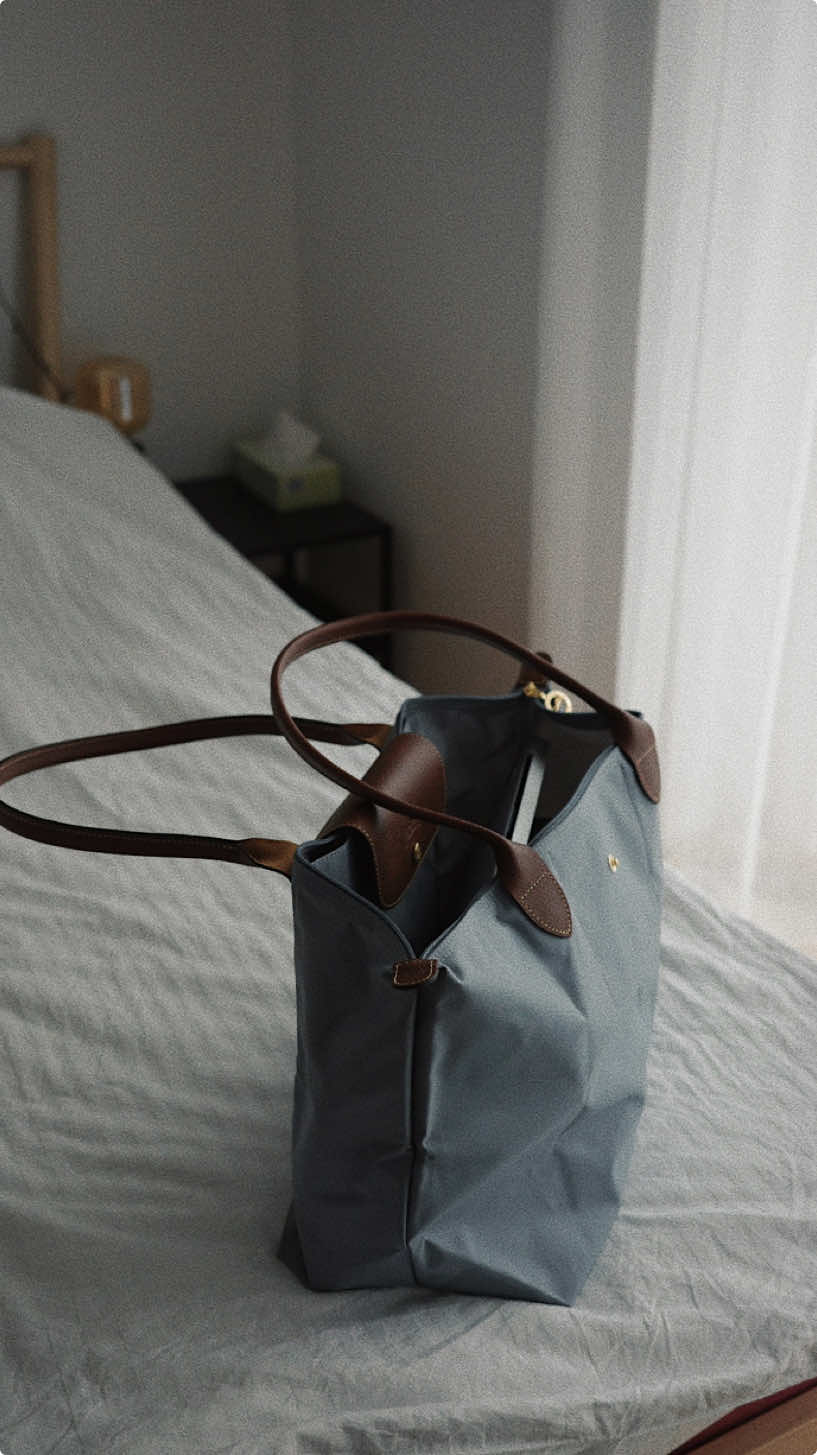 My new Longchamp Le Pliage L tote is my new go-to for everything from the gym to the office to weekend getaways. 🖤 It fits my 16 inch MacBook Pro very easily. I am planning also to order an organizer. Perfect blend of functionality and elegance! #Longchamp #LePliage #LongchampLePliage #worktote Keine Werbung