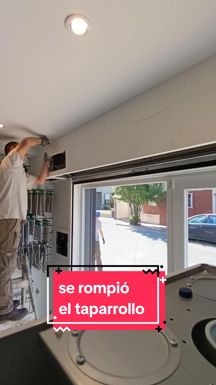 Acompañame a reparar este taparrollo que se partió porque la cortina se trabo, a vos que te parece como quedó.#drywall #construction #arquitectura #obra #steelers #drywallfinisher 