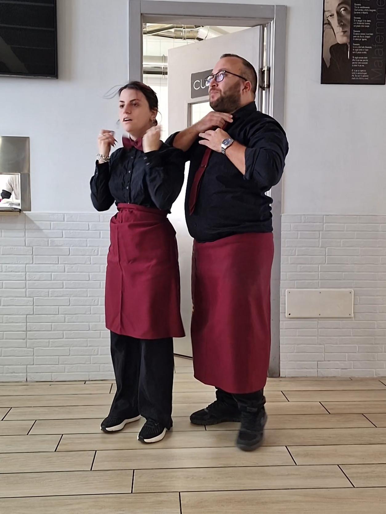 Menziona il tuo collega che arriva sempre in Ritardo! Quando tu è il tuo collega arrivate in ritardo insieme. #cameriere #camerieri #ristorazione #ristorante #pizzeria #sala #bar 