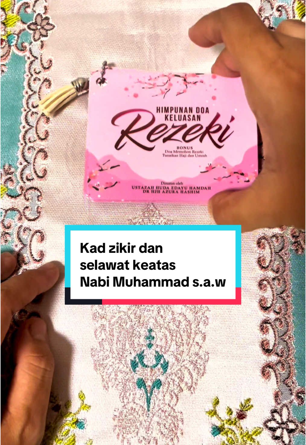 Replying to @Arecik  Kalau untuk buku surah harian itu tiada puan, tapi kita ada kad Himpunan Doa Keluasan Rezeki ni. Dalam ni lengkap dengan doa dan amalan zikir harian beserta selawat keatas junjungan mulia Nabi Muhammad s.a.w. Semoga bermanfaat ☺️ #kadhimpunandoakeluasanrezeki #amalanharian #zikirharian #TikTokShop #tiktokmademebuyit 