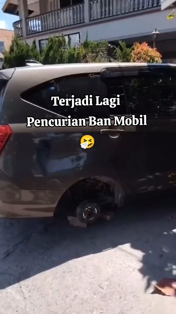 Astaghfirullah makin menjadi² kelakuannya ini pencuri Ban Mobil di Palu😡