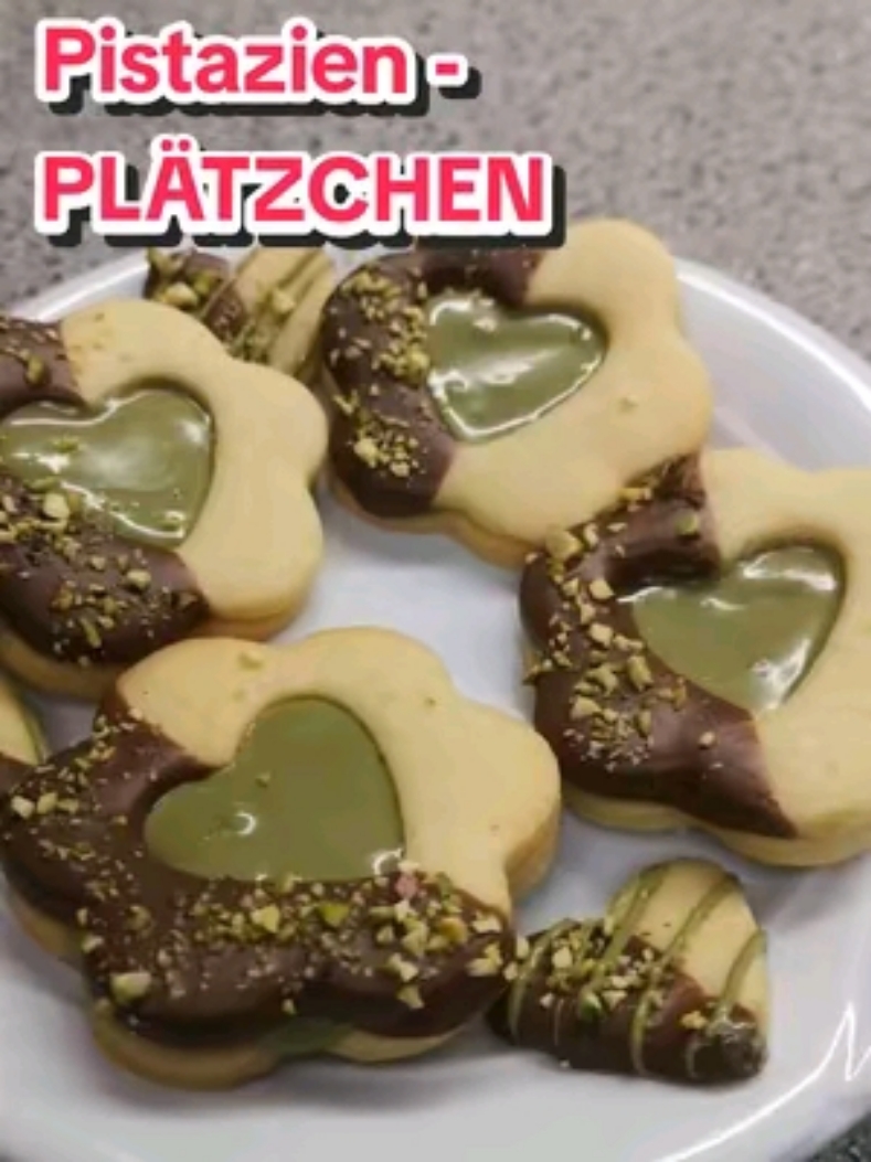 Leckere und zarte Pistazien Plätzchen, sie zergehen im Mund 😋. #plätzchen #plätzchenbacken #plätzchenrezept #tortenreich #einfacherezepte #pistacchio #Pistazien #weihnachten #christmas #weihnachtsfeeling #rezept #LinzerPlätzchen #mürbeteig #einfach #schnellerezepte #schoko #Recipe#dubaischokolade #Weihnachtsbäckerei #Dubai 