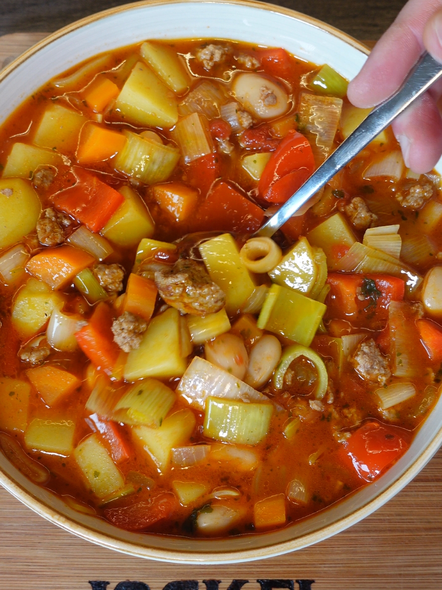 bunte Hackfleisch-Gemüse-Suppe  Zutatenübersicht: 500g gemischtes Hackfleisch 500g Kartoffeln (festkochend) 1 Möhre 2 Paprika 1 Stange Lauch (Porree)  1 Zwiebel 2 Knoblauchzehen 1 Dose weiße Riesenbohnen (250g Abtropfgewicht) 400g stückige Tomaten (Dose) 1 Liter Gemüsebrühe etwas Butter etwas Chili 2 TL Paprika edelsüß eine Handvoll Kräuter (nach Geschmack) Salz und Pfeffer #suppe #einfacherezepte #schnellerezepte #rezeptideen #mittagessen #abendessen #rezept #schnelleküche #jockel #kochen 