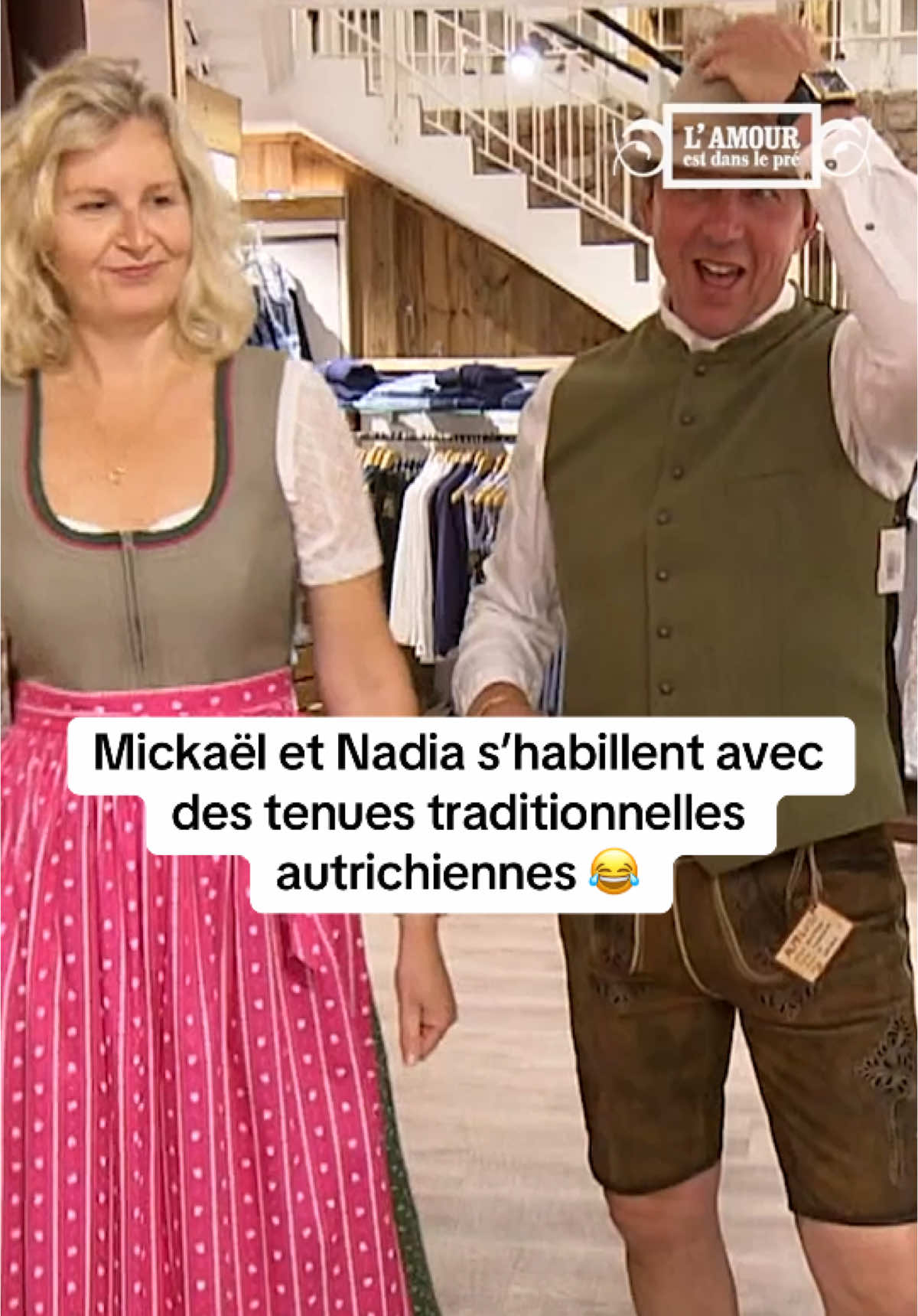 « Oh tout est moulé » 😂 Mickaël et Nadia ont succombé à la mode autrichienne ! #ADP, tous les lundis à 21:10 sur M6 et en streaming sur  @M6+ 💚 #onregardequoi 