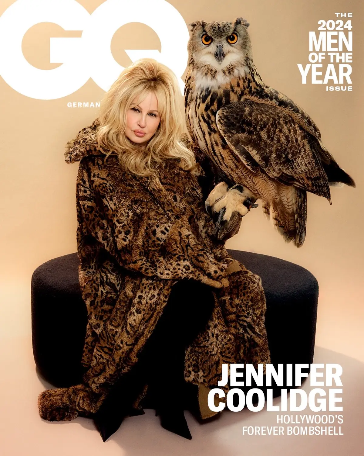 Anlässlich ihrer Auszeichnung als GQ Woman of the Year konnte sie beim Fotoshooting ihrer Träume mit tierischen Co-Stars wie Pferden, Ziegen und Hühnern arbeiten. Diese wurden von den kalifornischen Organisationen All About Equine und Love Always Sanctuary gerettet und warten nun auf ein neues Zuhause. Als „Vegan Queen“ und engagierte Tierschützerin setzt sich Coolidge aktiv für das Wohl von Tieren ein.  Aktuell erlebt die @Jennifer Coolidge ganz neue Karriere-Höhepunkte. Die ganze Coverstory über den Link in Bio. #gqgermany #GQMOTY #jennifercoolidge 