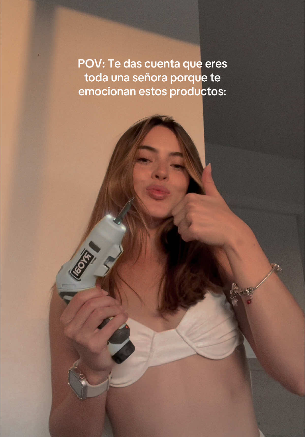 Dios mío en qué momentooooo me convertí en una señora 🤯 #homeimprovement #señoralife #taladro #constructionlife 