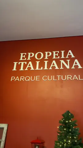 Visitar o parque cultural Epopeia Italiana é voltar no tempo e descobrir a trajetória dos imigrantes italianos, desde sua pátria até o sul do Brasil! #riograndedosul #serragaucha #imigracaoitaliana #bentogoncalves #italianos #tremdovinho #epopeiaitaliana #valedosvinhedos 