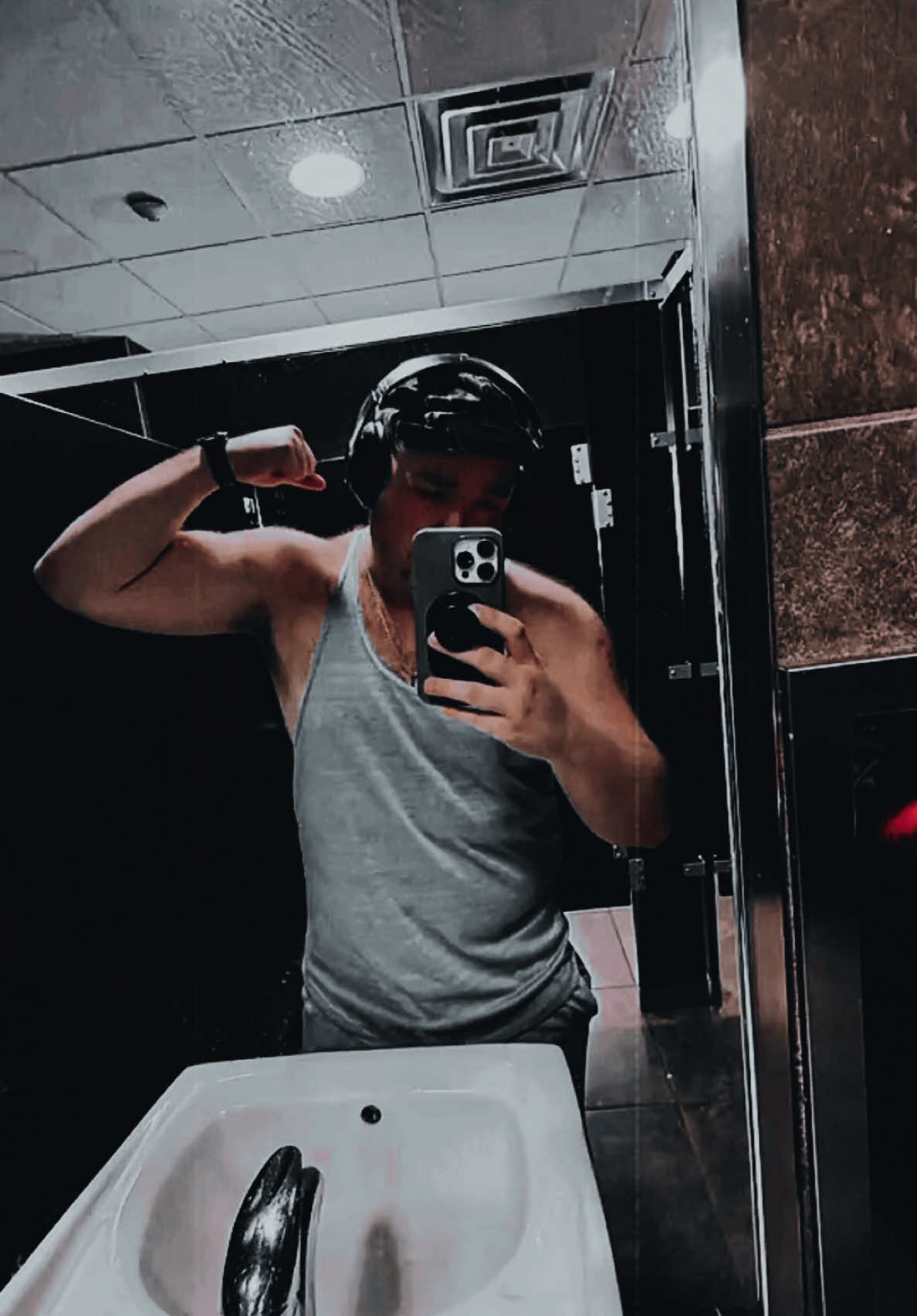 I’ve got the right to bear arms 💪🏻 • • • • • #GymLife #samsulek #muscle #liftweights #beastmode #shreddedlife #gymshark #hypertrophy #gymflow #healthgoals #lifestylechange #aesthetic #musclejock #strongman #winterbulk #fitjourney