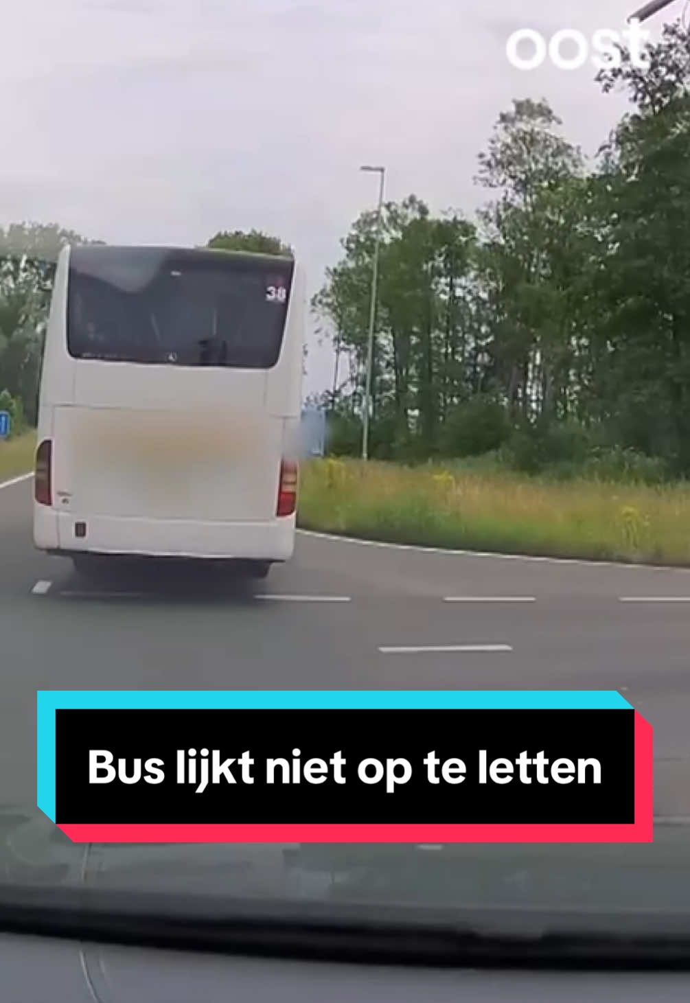 Ai, dat is geen handig moment om van rijbaan te wisselen..  #oost #oostophetasfalt #wegmisbruikers #dashcam #dashcamvideos