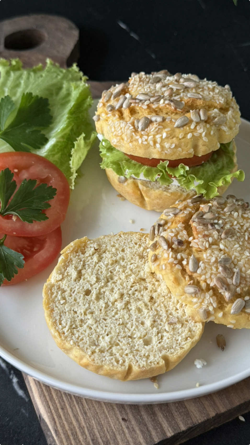 Lorlu  Sandviç Ekmeği Sağlıklı ve pratik mini ekmekler, her öğüne lezzet katacak! Lor peyniri ve yulafın besleyici gücüyle hazırlanan bu ekmekler, glutensiz beslenenler için de harika bir alternatif. Sadece birkaç malzemeyle yapabileceğiniz bu tarifi mutlaka deneyin!” Malzemeler: 100 gram lor peyniri 3 yemek kaşığı yulaf 2 yumurta 1 tatlı kaşığı kabartma tozu Bir tutam tuz Yapılışı: Lor peyniri, yulaf, yumurta, kabartma tozu ve tuzu blenderda pürüzsüz bir kıvam alana kadar karıştırın. Karışımı muffin kalıplarına dökün. Üzerine dilerseniz susam veya çekirdek serpebilirsiniz. Önceden ısıtılmış 200 derece fırında, 25-30 dakika kontrollü olarak pişirin. Afiyet olsun! #sağlıklıtarifler #glutensizekmek #evyapımıekmek #fitlezzetler #kolaytarifler #healthybaking #glutenfreerecipes #homemadebread #fitmeals #oatbread