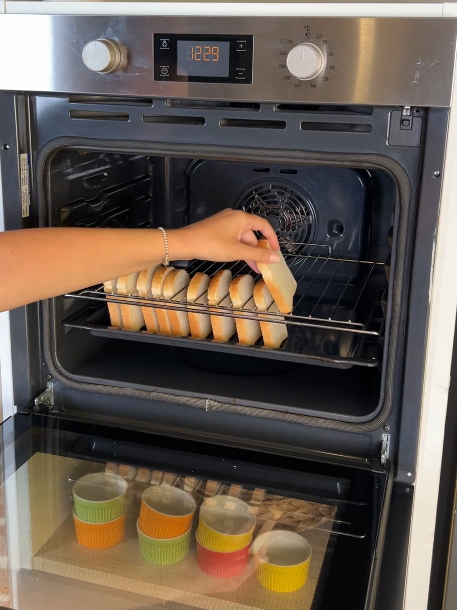 Here’s a super smart way to quickly #toast some #bread slices 😮🍞 It’s so easy, it only takes 8 minutes! 👉METHOD Preheat the oven at 190° C , arrange the slices of bread between the racks and bake for 8 minutes. 😜 Perfect anytime, you won’t stop doing it! #cookistwow #tips #recipes #cookinghacks #baking #cooking #easy #fun #quick  #foodtok