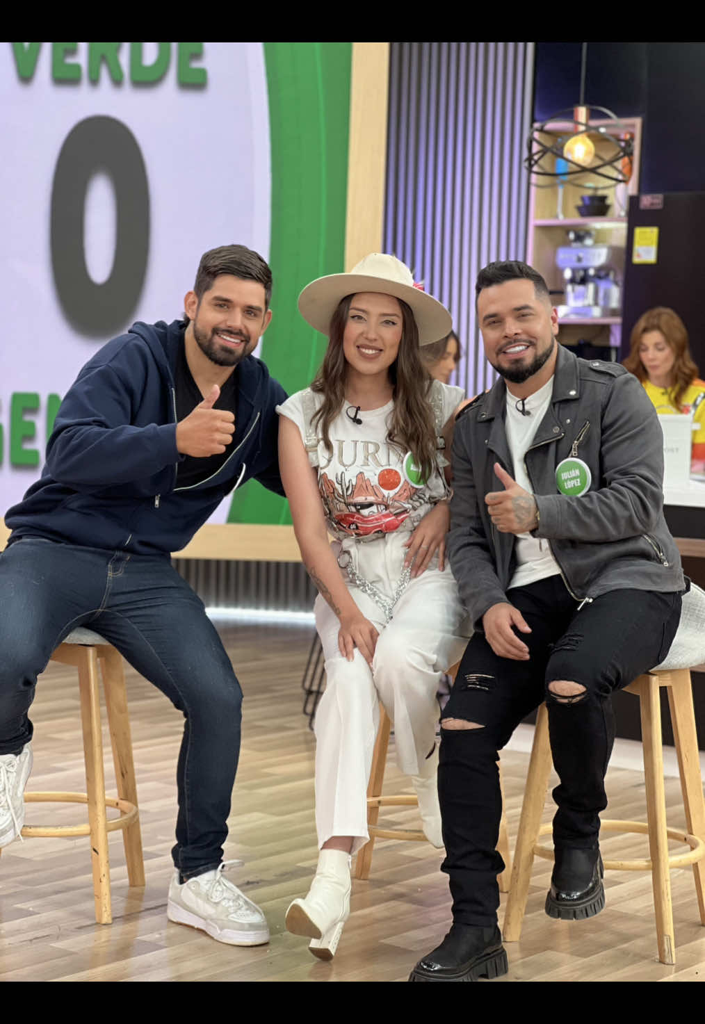 El equipo verde hoy dándola toda en nuestro #ViernesLocochón con @rickyrodriguezr @adalia_musica y @julianlopezcantante desde ya ensayando para celebrar los goles de nuestra @fcfseleccioncol. 🇨🇴🇨🇴🇨🇴 #DíaADía #SelecciónColombia 