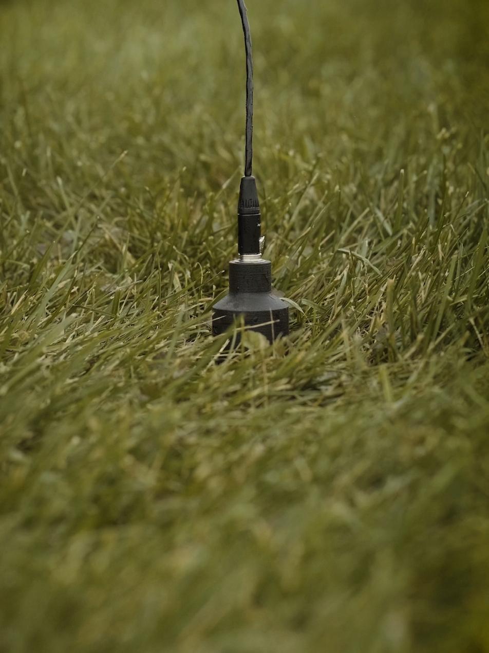 The sound of rain on the ground 🌧️ On a rainy day, I went to the Plains of Abraham ring. Curious to listen to the sound of rain falling on the ground, I set up my geophone and contact microphone. #aesthetic #rain #science #fyp #pourtoi 