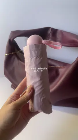 calling out my small bag girlies, get niyo na to!!! ka size lang to ng phone ko 🙂‍↕️ #miniumbrella #miniumbrellapocketsize #miniumbrellauvprotection #pinkumbrella #cuteumbrella #pocketsizeumbrella 