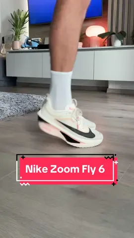 Megérkezett a Nike Zoom Fly 6, a Nike leggyorsabb edzőcipője, amit tempós edzésekre terveztek. Már az első felvételnél éreztem, hogy ez a cipő más – szuper kényelmes, elég párnázott, de mégis gyors. A könnyű, szellős felsőrész tökéletes a lendületes futásokhoz. #nikezoomfly6 #futócipő #marathon #cipő #motivation #nike 