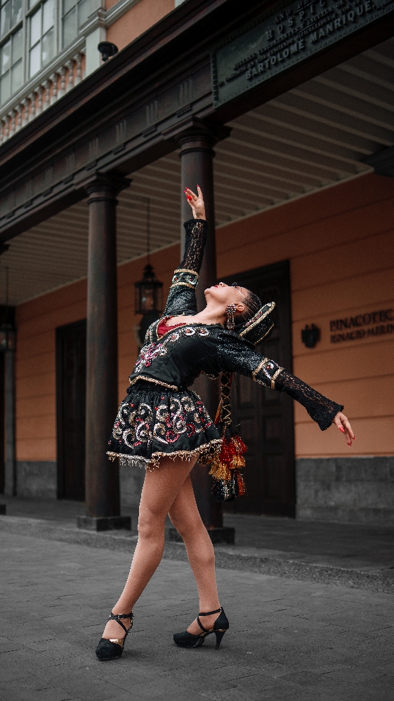 Orgullosa de ser peruana 🇵🇪 Bajemos el volumen de lo negativo y subamos todo el volumen a lo que realmente importa, la música 🎶🩷 🎶: Si tu te vas- Cantares Bolivia 🇧🇴 #caporales #peru🇵🇪 #Dance #souldancers #Love 