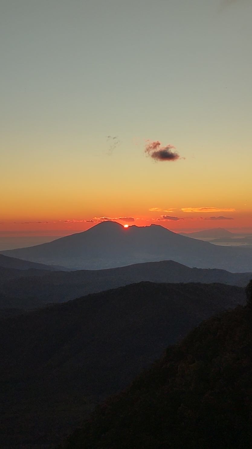 La magia del Vesuvio al tramonto, da Montevergine (AV) ✨🌅 #vesuvio #montevergine #tramonto #perte #goldenhour #neiperte 