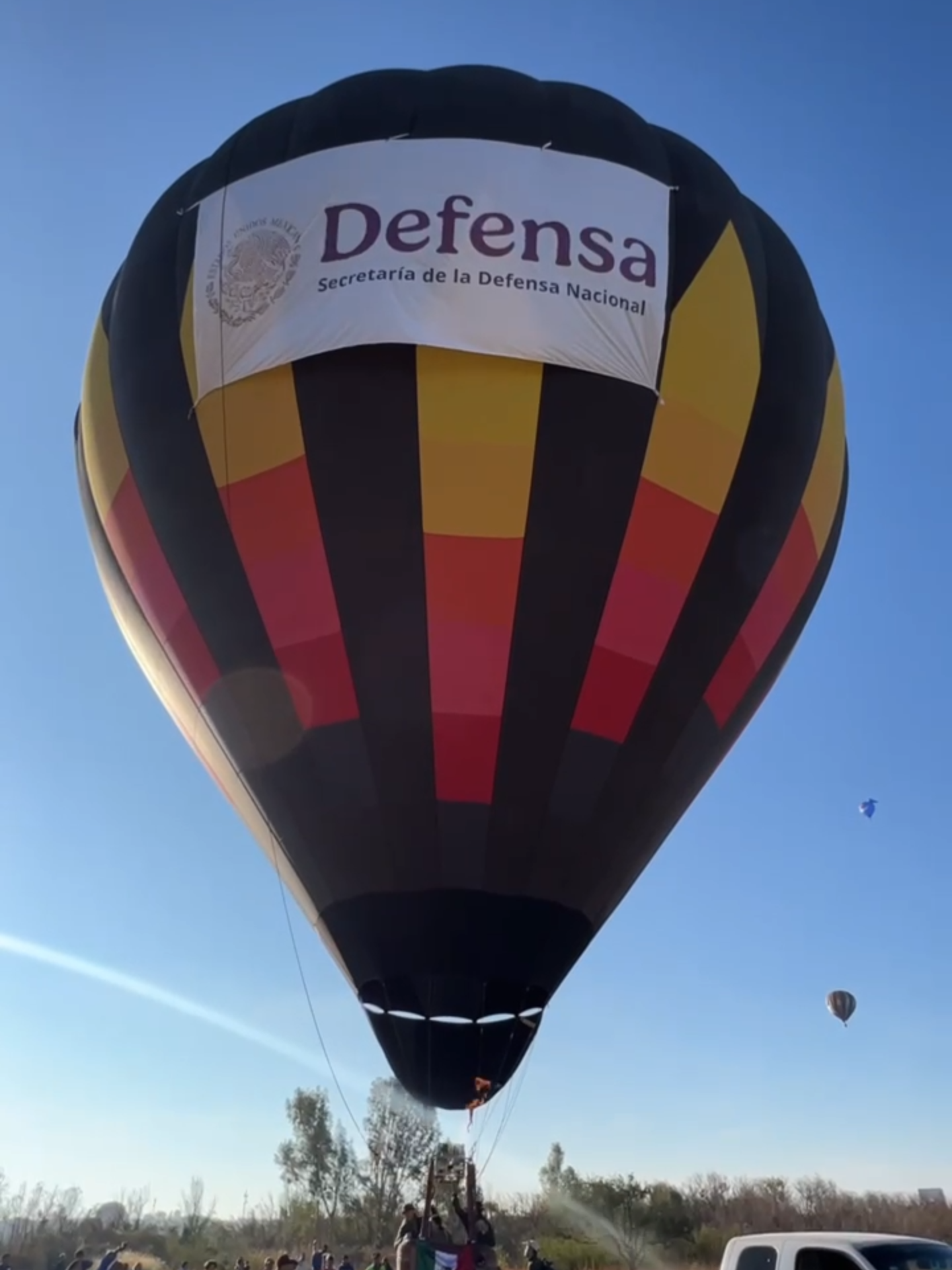 "La Defensa presente desde los cielos", no solo protege nuestro suelo, también vigila nuestros cielos #GlobosAerostaticos #PorTi #BuenFin #festivalinternacionaldelglobo