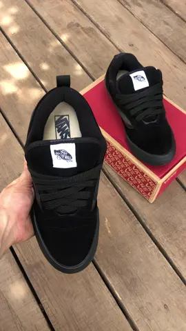 ♟️Vans Knu Total Black♟️ Elegancia y estilo en su máxima expresión. Estas zapas negras son un básico infaltable para cualquier ocasión. ¡Tu proximo basico favorito esta aca! 📦 Envíos a todo el país 💬 Consultanos por DM #vansknuskool #estilo #totalblack #estilourbano 