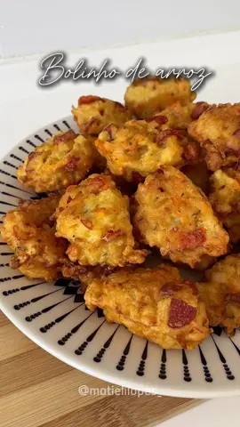 Bolinho de arroz 🤤 Ingredientes: 2 xícara de arroz cozido 1 ovo  1/2 cenoura  1/2 tomate  Cebola á gosto  2 salsichas  6 colheres de farinha de trigo 1/2 xícara de leite 1/2 colher de fermento em pó Tempero á gosto ( usei sal, ervas finas e limão e ervas)  E aí, gostou? Então já me segue para mais 🩷 . . . . . #bolinhodearroz #bolinho #receitas #Recipe #food #fyp #foryoupagе 