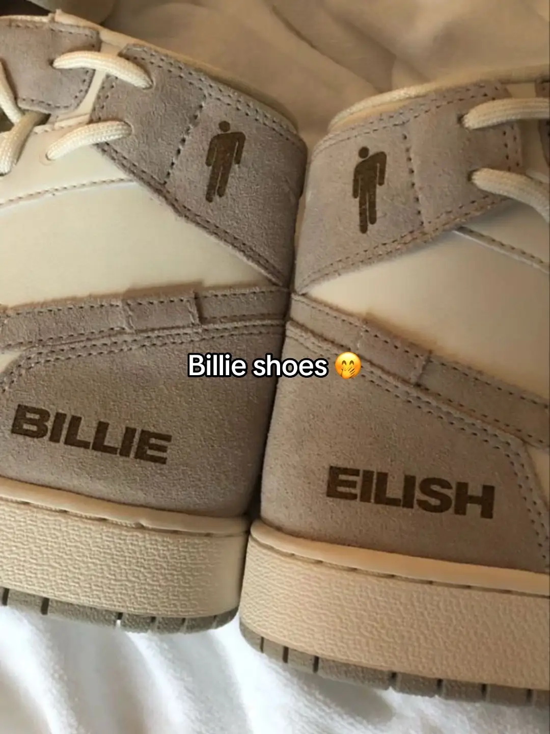 IVE BEEN GOOD, PLEEEASE 🙏 @BILLIE EILISH @Billie Eilish Home #fypシ #billieeilish #billie #blohsh #ilovebillieeilish #christmas #finneas 