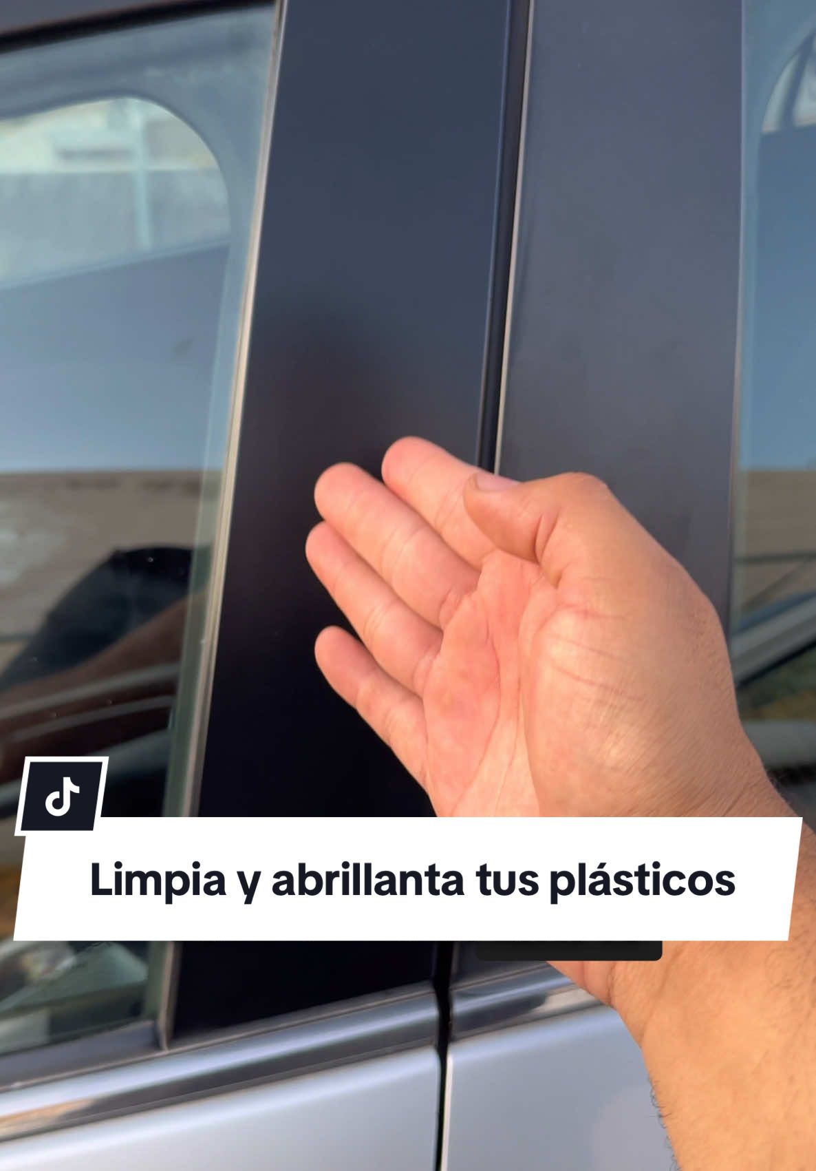 Limpiar y abrillantar plasticos del auto  nunca fue tan fácil con @autozonemexico #BUENFIN #AUTOZONE #Publicidad 