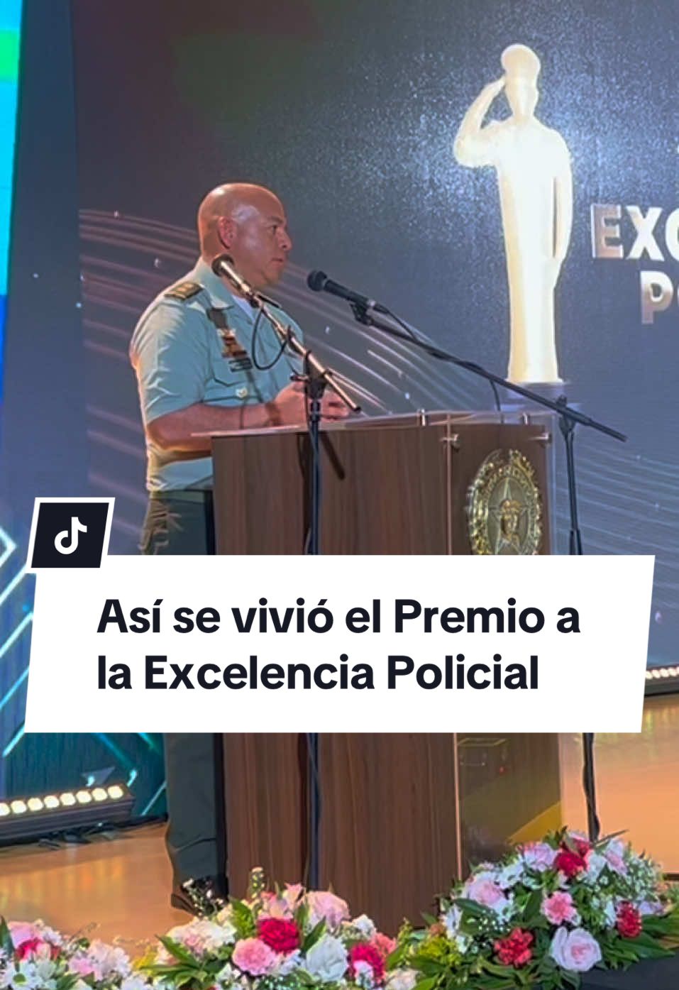 🌟 Así vivimos el #PremioExcelenciaPolicial 🌟 Una noche llena de orgullo, emociones y agradecimiento, en la que celebramos a los policías que entregan lo mejor de sí por el bienestar de nuestra comunidad. Estos hombres y mujeres valientes, comprometidos y dedicados son un ejemplo de entrega y vocación de servicio. ¡Felicitaciones a todos los policías que han destacado por su labor excepcional! 👏👮‍♀️👮‍♂️ 🇨🇴 