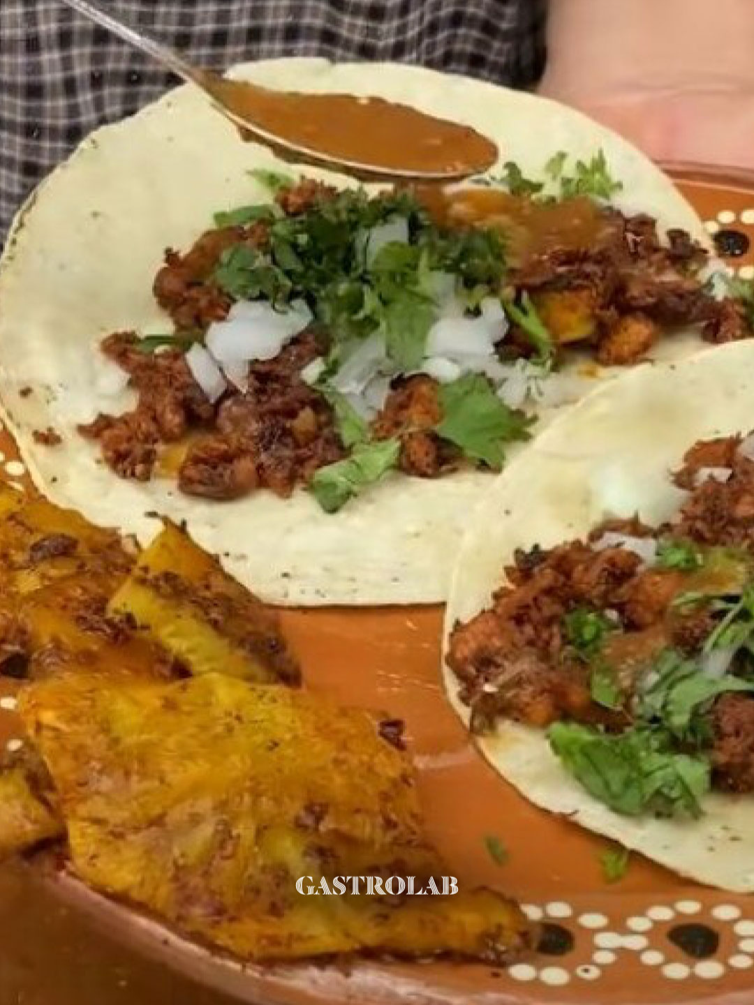 #DoñaÁngela | 🇲🇽🌮🌶️ La gastronomía mexicana tiene un componente inigualable: las manos que lo originan. Doña Ángela de 'De mi rancho a tu cocina' es prueba de que con amor, mucha sazón y con su esencia personal se puede llegar muy lejos. ¿Qué opinas de esta admirable creadora de contenido? Sin duda, un orgullo mexicano. 💞🙌