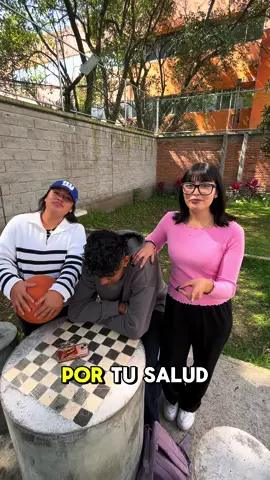 Lidiar con el alcohol cuando tienes problemas de salud mental puede ser dificil, pero hacer actividades fisicas que te gusten o tener una red de apoyo de amigos y familia te puede ayudar muchisimo   Y aqui es donde les pregunto ¿que hubieran hecho ustedes?   #fyppppppppppppppppppppppp #saludmental #viralvideos #emociones #saludportusaludmental #michelada #Comenta 