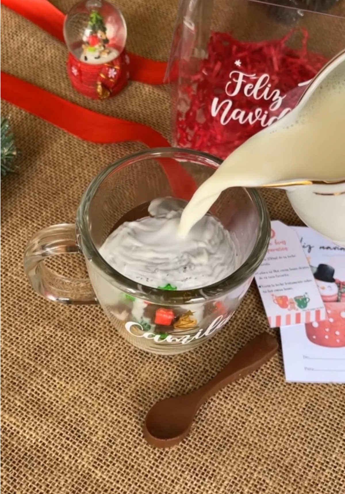 Vive la experiencia de la navidad con deliciosas cocoa boms en tu taza personalizada 🍫🥛 y regalaselas a tus seres queridos 🎅🏻🧑🏻‍🎄🎄 0998126744📲🇪🇨 #cocoaboms #cocoabomsnavideñas #chocolatecaliente #tazapersonalizada #chocolatenavidadecuador #detallescorporativos #regaloscorporativos #navidadenfamilia 