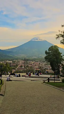 ¿Un café en el cerro de la cruz de la Antigua Guatemala? #atardeceres #antigua #guatemala #paratiiii #tuyyo #paisajes #videoviral #LIVEFest2024 #aguacateclick #fypシ゚ #antiguaguatemala #parami #festivaldelasflores 