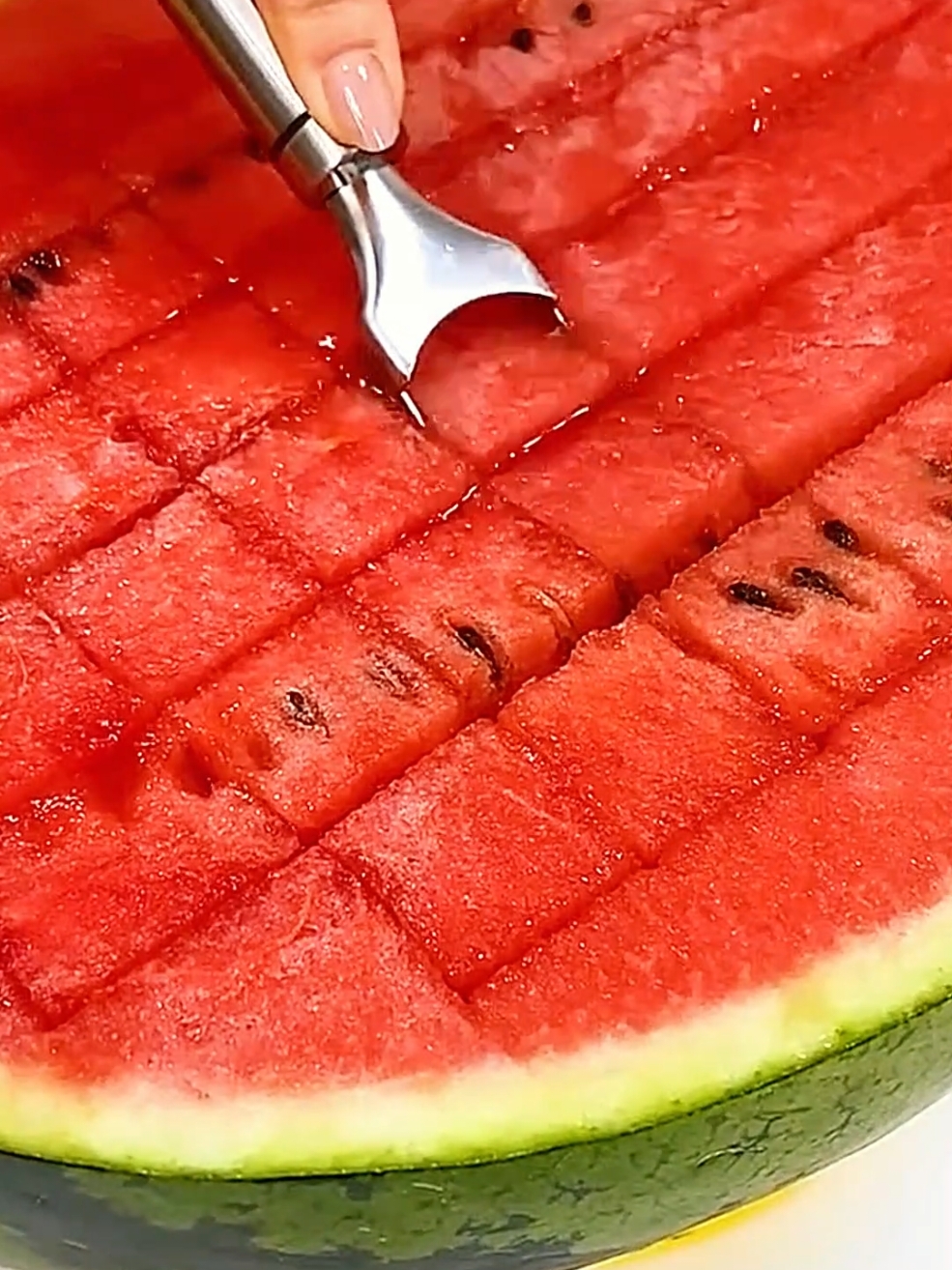 Turns out, watermelon can be cut like this, because #cutwatermelon #fyp #foryou #tiktok  #goodthing #homehacks #householdgoods #householditems #goodstuff #kitchenware 