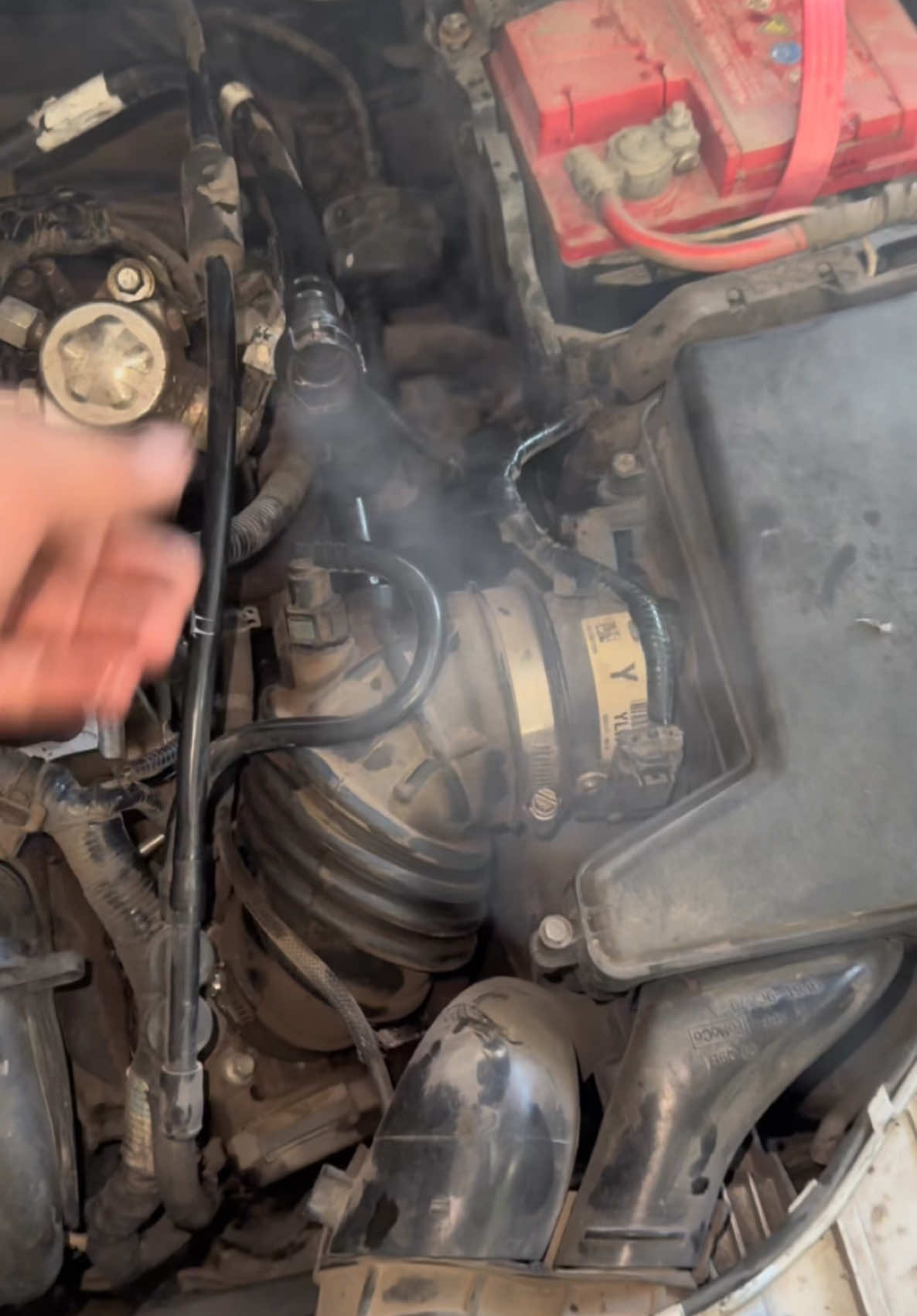 Mucho humo por el tapón del aceite significa que debes de reparar el motor #mecanica #autos #taller