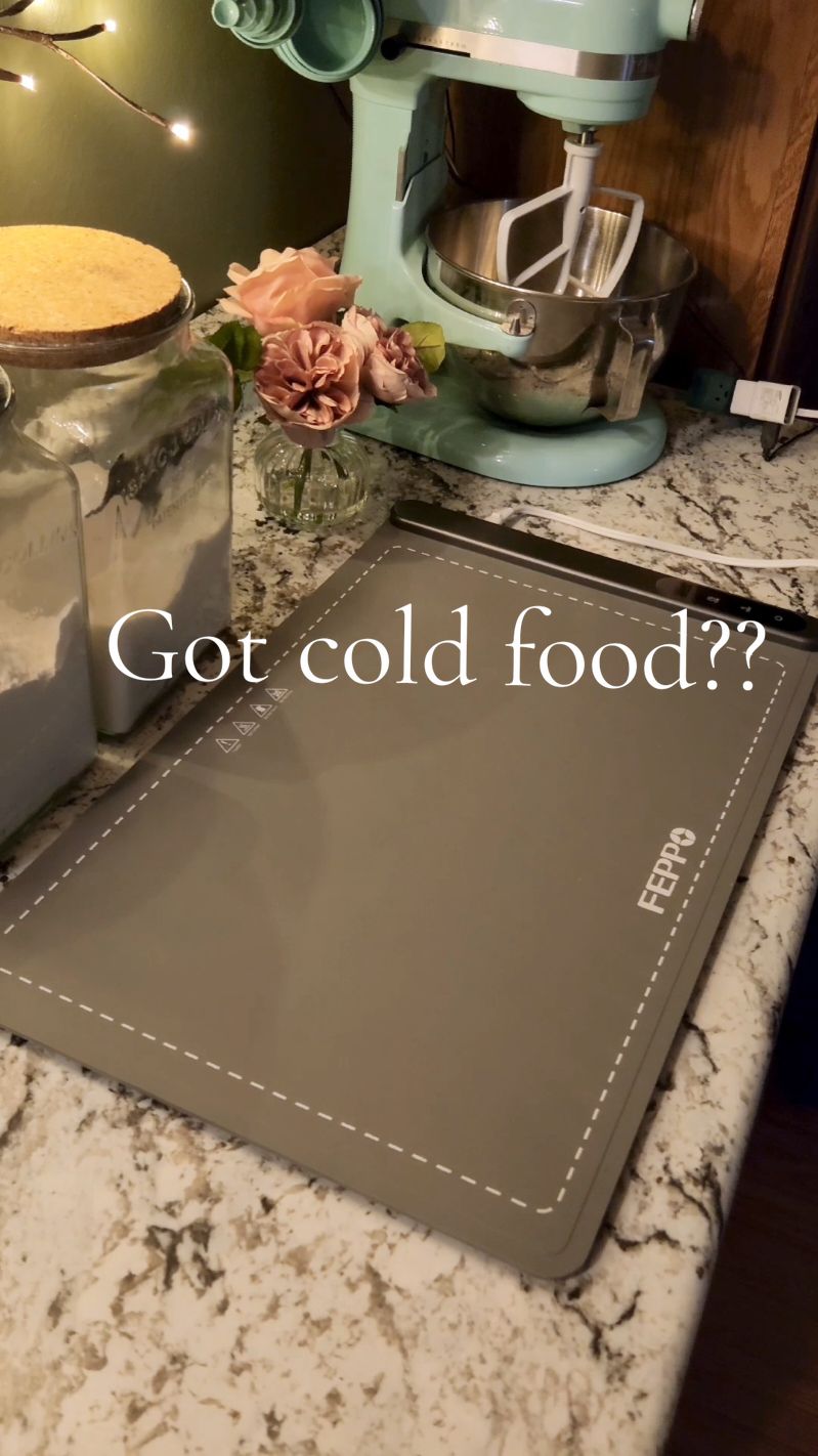 This food warming mat is a must have for the holidays!!! #foodwarmingmat  #holidaydinner #warmingmat #thanksgivingdinner #dinnertime #tiktokshopblackfriday #largefamily #CapCut 