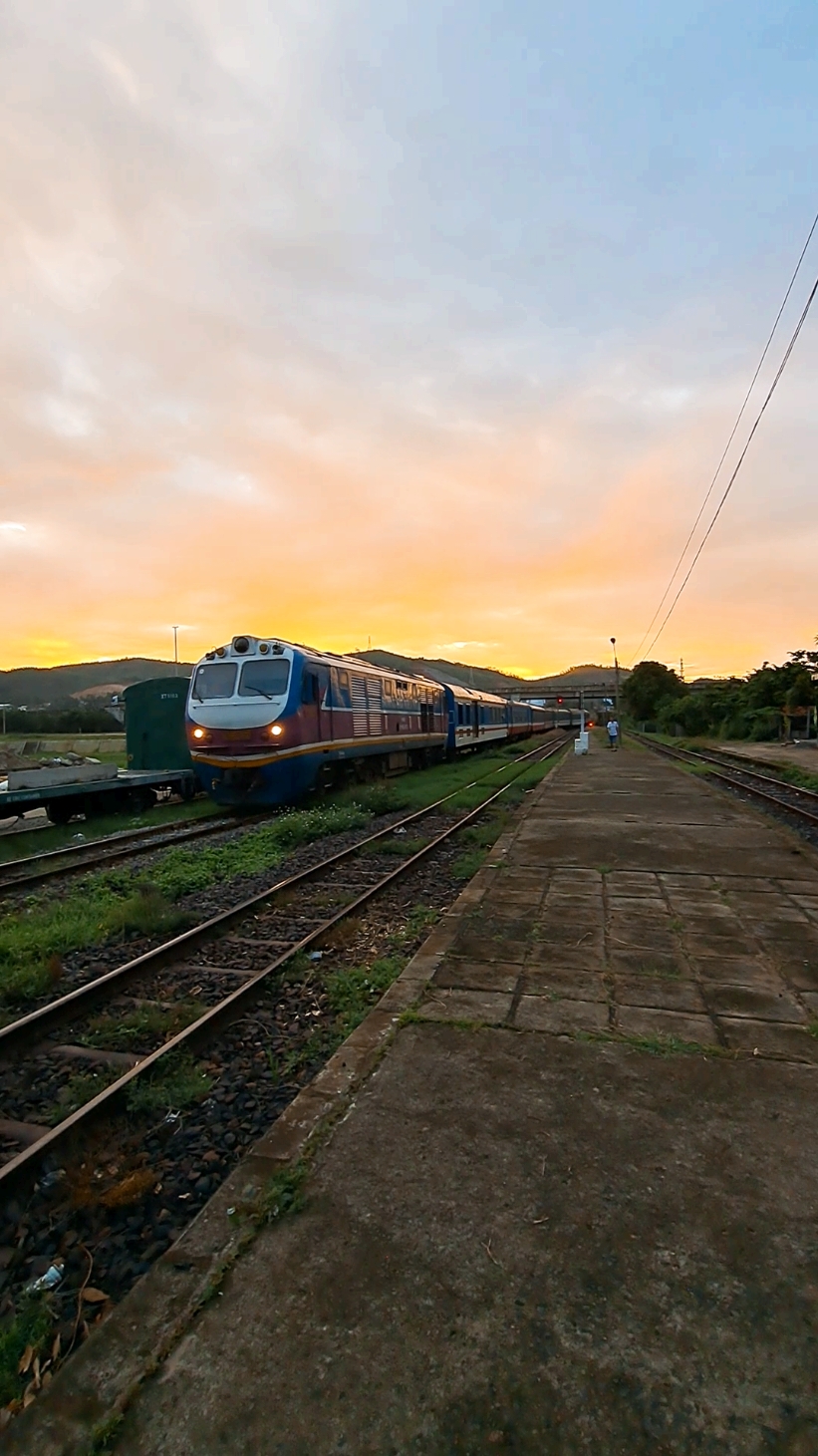 chiều trên sân ga #train #đườngsắtviệtnam #canhdep #travel #tauhoa #dsvn #dulich #hoanghon 