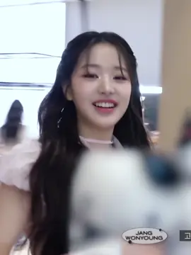 ยองลิซน่ารักมาก จีวอนคีบตุ๊กตาได้ก็น้องวอนยองหมดเลย ยัยกระต่ายน้อยดีใจสุดๆ อยากมีจีวอนเป็นของตัวเองบ้าง #Wonyoung #Liz #JangWonyoung #KimJiwon #IVE #아이브 #IVEOFF #영리즈 #YoungLiz 