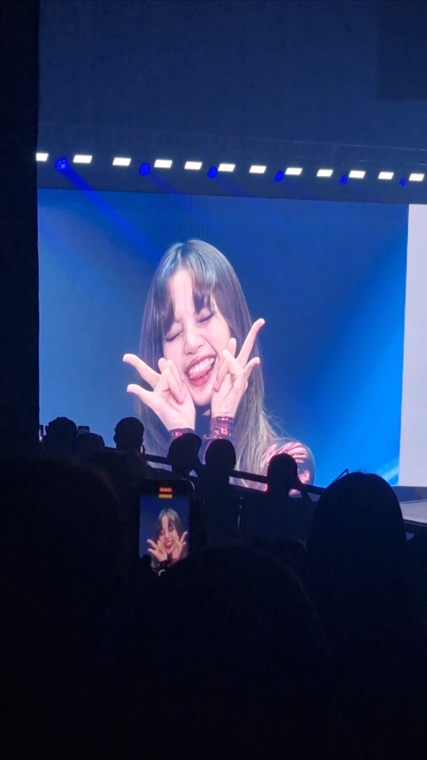 seneng banget bisa ketemu Lisa di Jakarta lagi😍💛 @lalalalisa_m #Lisa #Lalisa 