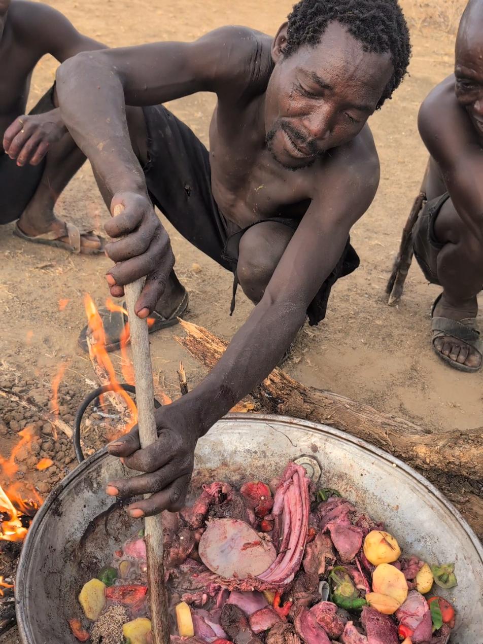 See,,😲Incredible Meals🥰 Bushmen hadzabe tribe Together cooking their Lunch😋 very delicious food.