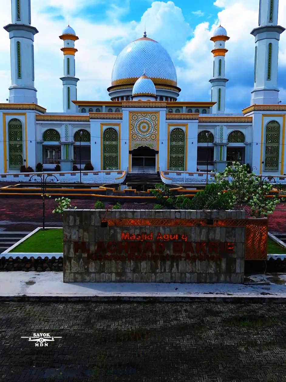 Masjid Agung H. Achmad Bakrie Kisaran,  Masjid ini merupakan masjid terbesar dan termegah yang ada di Kabupaten Asahan. Berlokasi di Jalan Jend. Sudirman (Lintas Sumatera Utara) .  #masjidagungkisaran #asahan #kisaran #masjidkisaran #AchmadBakrieKisaran #masjidviral 