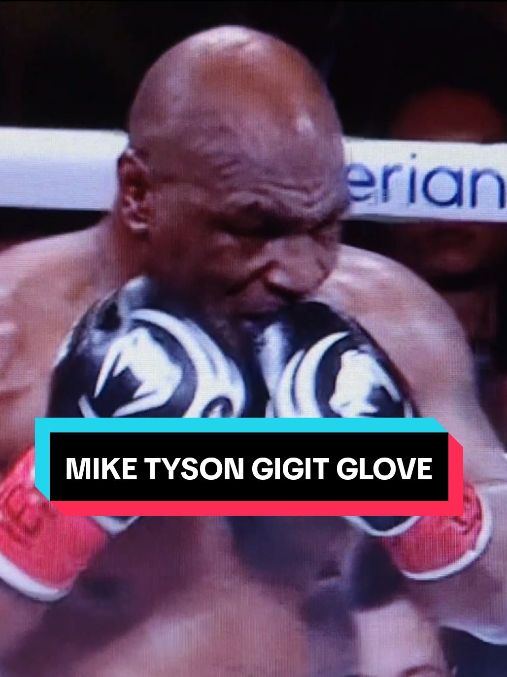 Apakah Mike Tyson Gigit glove nya agar tangan nya tetap di atas, biar bisa Blok pukulan??  #miketyson #jakepaul #boxing🥊 #boxingday #boxingtraining #gigitglove #boxingfans #tysonvsjake #miketysonvsjakepaul #legend 